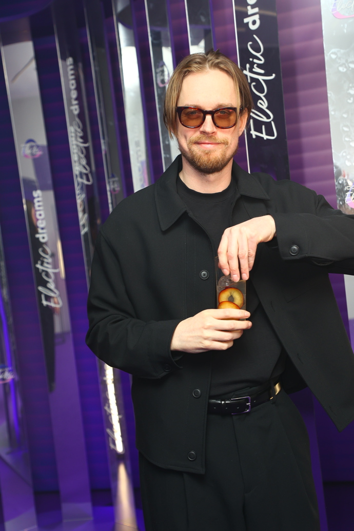 FOTO: Paulie Garand splní sen jednomu talentovanému hudebníkovi. – stránka 15