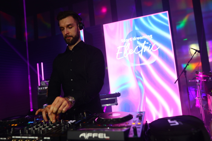 FOTO: Electric Dreams, mezinárodní projekt značky IQOS, propojil technologie a umění do jednoho pulzujícího zážitku. – stránka 45