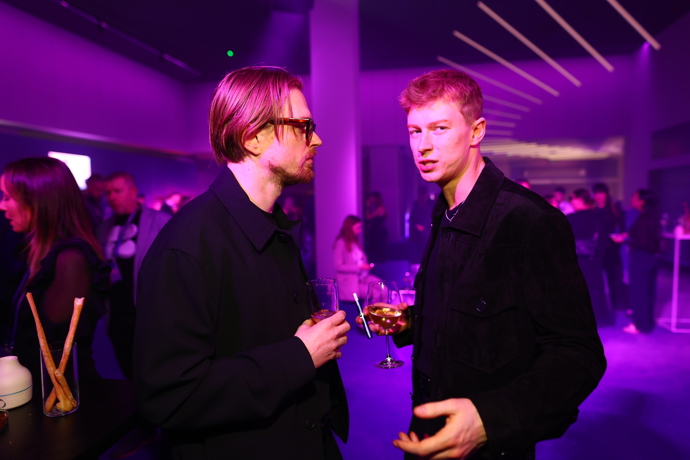 FOTO: Adam Mišík při konverzaci s Pauliem Garandtem. – stránka 14