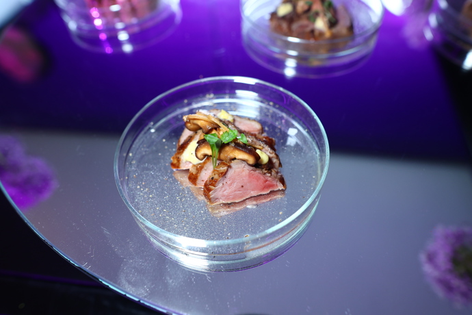 FOTO: Nechybělo ani dobré jídlo. – stránka 40