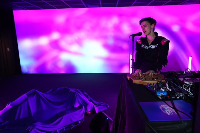 FOTO: Cesta snovým světem, byla rozdělená do tematických místností. Každá z nich představovala jeden ze snů, jeden emocionální tón, jeden způsob, jak chápat fantazii. – stránka 28