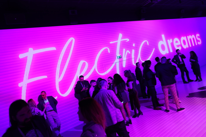 FOTO: Na akci mezinárodního projektu Electric Dreams dorazila řada hostů. – stránka 20