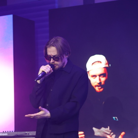 Součástí večera bylo také představení lokálního projektu Korzuj za snem, který ve spolupráci s IQOS přináší český rapper, producent a režisér Paulie Garand. 