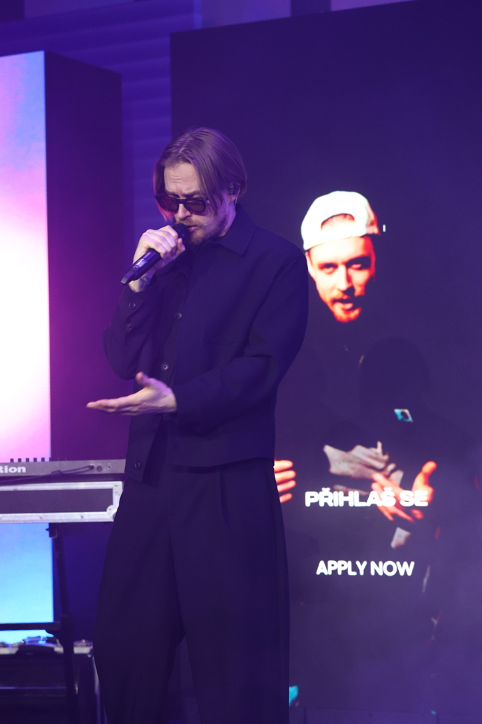 FOTO: Součástí večera bylo také představení lokálního projektu Korzuj za snem, který ve spolupráci s IQOS přináší český rapper, producent a režisér Paulie Garand. – stránka 10