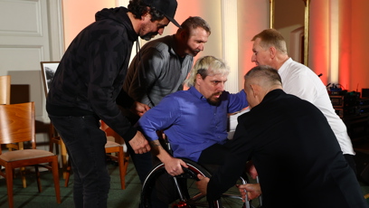 FOTO: Sparťani si vzájemně pomohli na pódium.