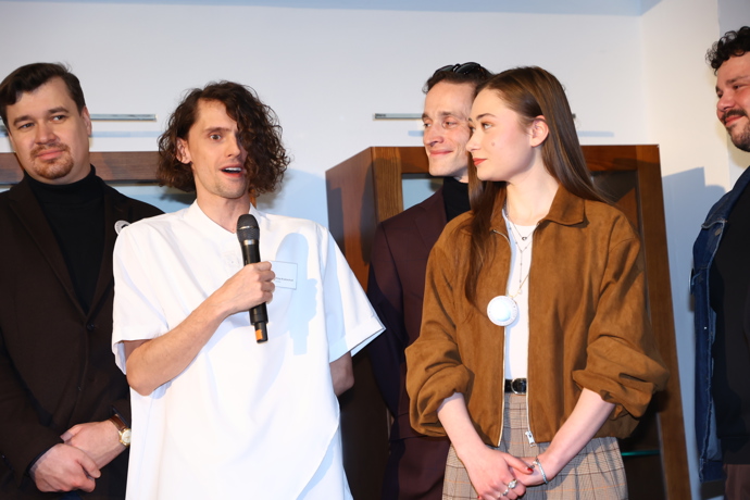 FOTO: Filip Kratochvíl po dlouhé době na veřejnosti. – stránka 16