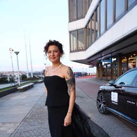 Adéla Elbel vynesla krásnou róbu.