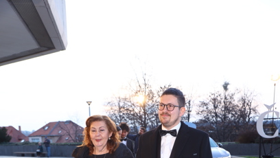 FOTO: Modrý koberec v Kongresovém centru se plní hosty.