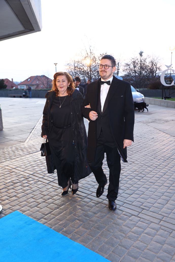 FOTO: Modrý koberec v Kongresovém centru se plní hosty. – stránka 458