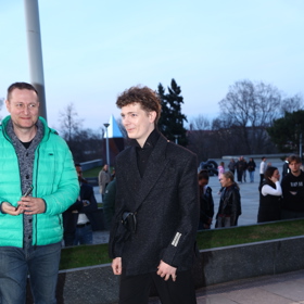 Před narůstající slávou se rozhodl utéct z rušného hlavního města.