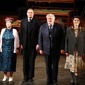 Miroslav Hanuš se postaral o režii a v představení také hraje hlavní roli. 