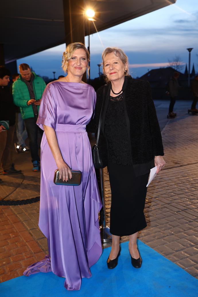 FOTO: Hana Třeštíková s maminkou Helenou. – stránka 8