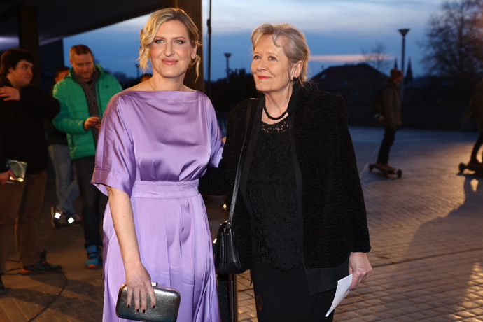 FOTO: Hana Třeštíková s maminkou Helenou. – stránka 7