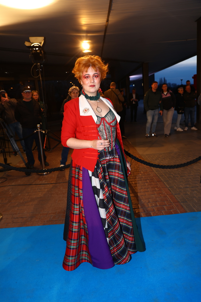 FOTO: Některé dámy zvolily na Českého lva velmi extravagantní model. – stránka 436