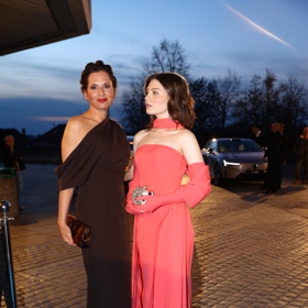 Báře Kodetové vybrala návrhářka Martina Pipková Loudová tmavě hnědé šaty na jedno rameno, které krásně zvýraznily její štíhlou siluetu. 