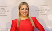 Krásná Eva Perkausová vsadila na sytě červené šaty.