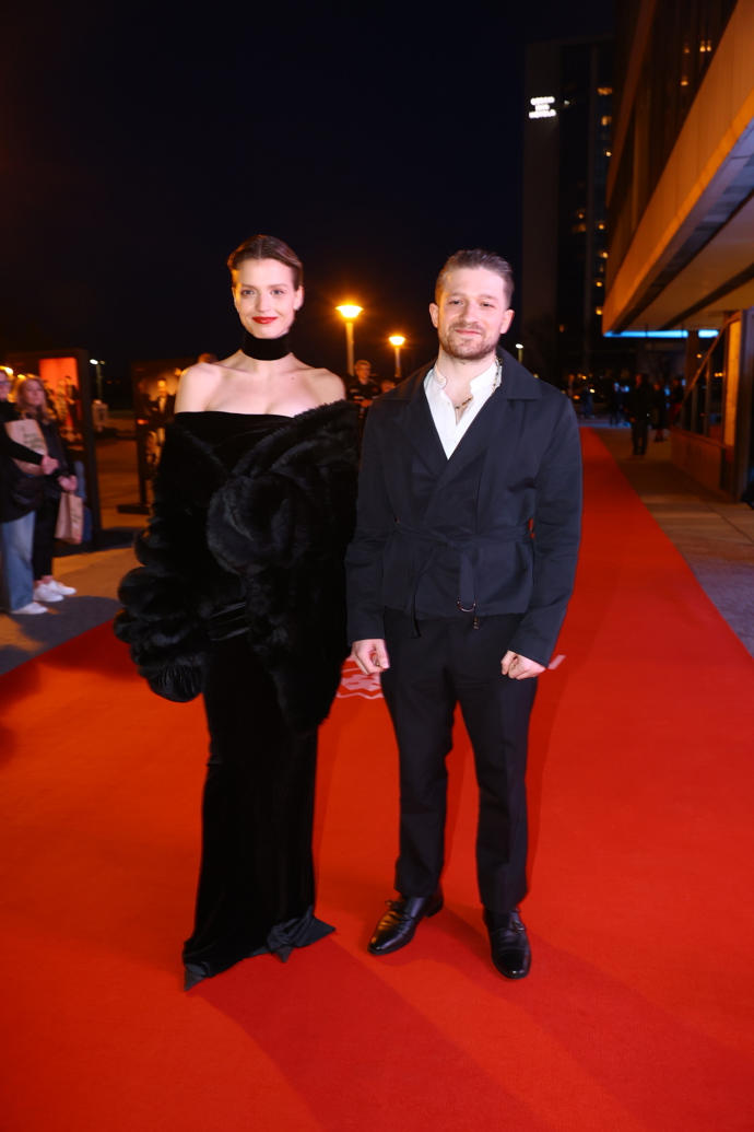 FOTO: Simona Lewandowská po boku Filipa Františka Červenky. – stránka 239