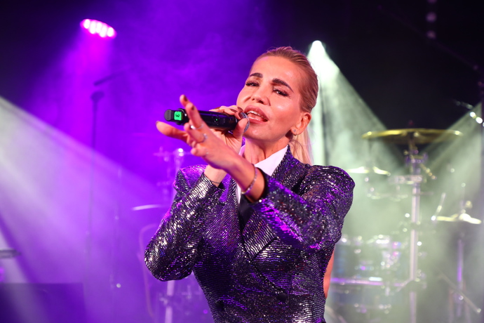 FOTO: Dara Rolins zazpívala na Plese v Intru. – stránka 13