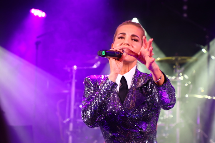 FOTO: Dara Rolins při vystoupení na Plese v Intru. – stránka 12