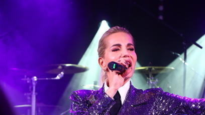 FOTO: Dara Rolins ukázala v mini sukni štíhlé nožky.