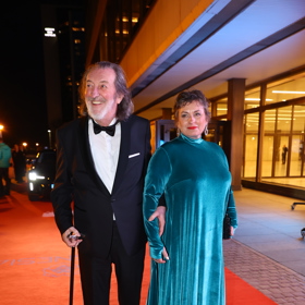 Bolek Polívka po boku své ženy. 