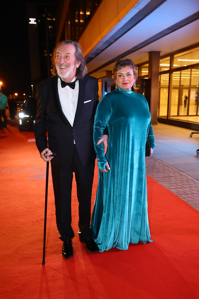 FOTO: Bolek Polívka po boku své ženy. – stránka 10