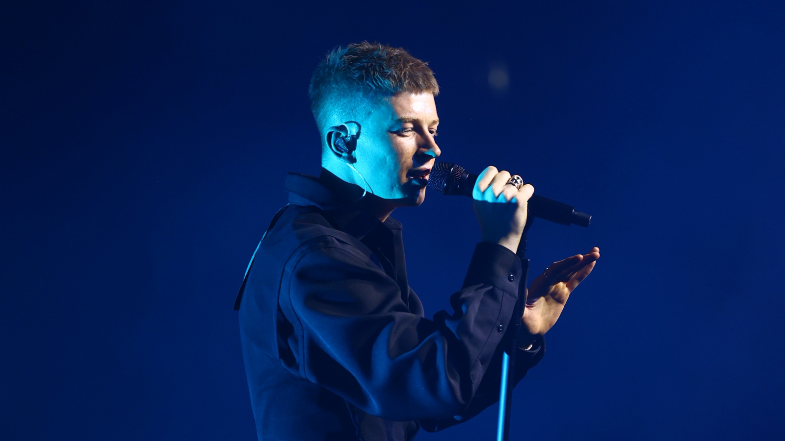 Adam Mišík předvedl neuvěřitelnou show: Během koncertu odhodil košili a ...