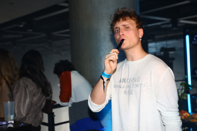 FOTO: Zpěvák František Prachař. – stránka 11