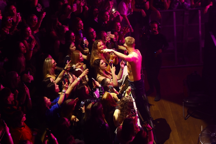 FOTO: Adam Mišík se svlékl. – stránka 8