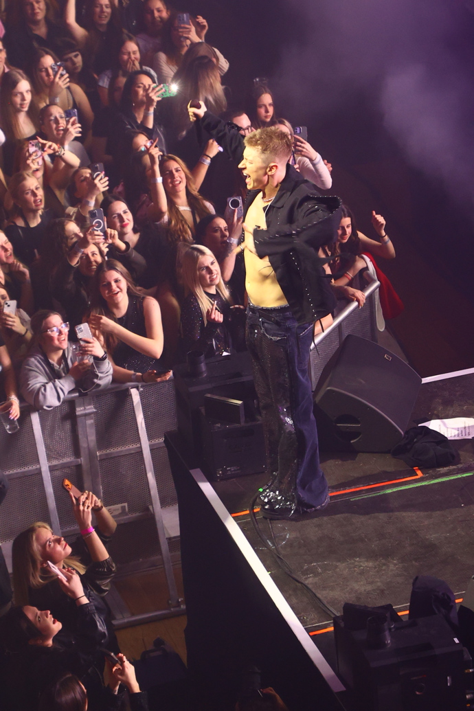 FOTO: Adam Mišík to na pódiu rozjel ve velkém. – stránka 5