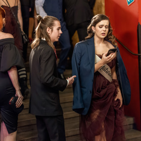 Kolem půlnoci zábavu na maturitním plese bohužel přeruší alarm. Ještě horší ale je, že nikdo neví, kde je Žofka.