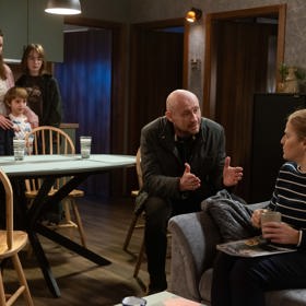 Vladimír totiž kdysi vzal na sebe vinu za nehodu, kterou způsobila Soňa. Přišel o řidičák a otec ho vyhodil z domu...