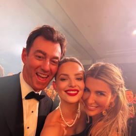 Modelka byla příhodně za dámu a černé šaty doplnila perlovým náhrdelníkem a červenou rtěnkou.