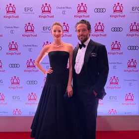 Modelka na akci dorazila se svým partnerem, a to v elegantním modelu od slovenského návrháře Borise Kráľe, který působí v Praze.