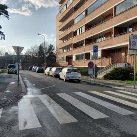 Řidič srazil na Braníku jedenáctiletou dívku. Policie po něm pátrá.