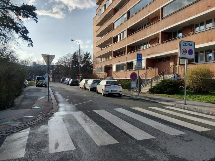 FOTO: Řidič srazil na Braníku jedenáctiletou dívku. Policie po něm pátrá.