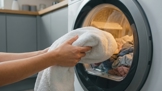 Účty za elektřinu klesnou díky jedinému ručníku: Tato finta v sušičce zkrátí program o třetinu a prádlo bude jako z reklamy