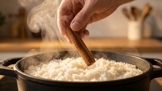 Tato voňavá tyčinka v hrnci s rýží vymaže pachuť škrobu: Vyhoďte drahá dochucovadla a udělejte z obyčejné přílohy hvězdu talíře