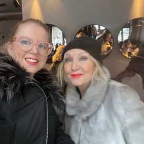 Zpěvačka Bára Basiková si na svém bazaru povídala s redaktorkou Lifee Veronikou. 