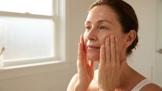 Místo drahých liftingů zkuste do pleti jemně plácat: Tento 30vteřinový korejský rituál vrací tváři pevnost i po padesátce