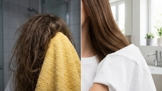 Váš huňatý ručník je skrytou příčinou zničených vlasů: Vyměňte ho za obyčejné tričko a výsledky vám vyrazí dech už po prvním týdnu