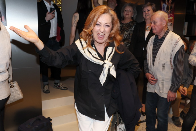 FOTO: Simona Stašová dorazila v dobré náladě. – stránka 4