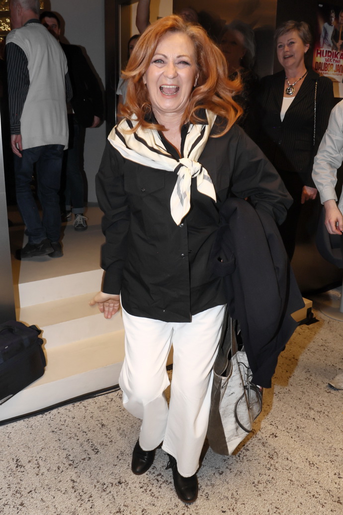 FOTO: Veselá Simona Stašová. – stránka 6