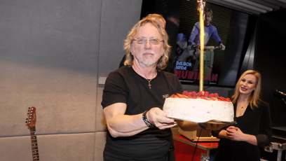 FOTO: Dalibor Janda obdržel dort.