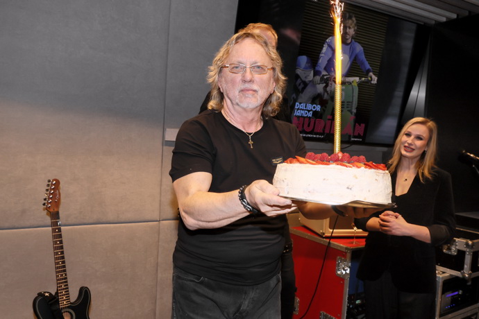 FOTO: Dalibor Janda obdržel dort. – stránka 11
