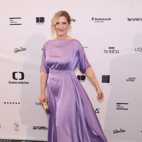 Devět měsíců po porodu oblékla Hanka dlouhé večerní šaty a vyrazila do společnosti. 