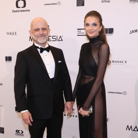 Hynek Čermák přišel v doprovodu partnerky Veroniky, která oblékla částečně průhledné černé šaty. 