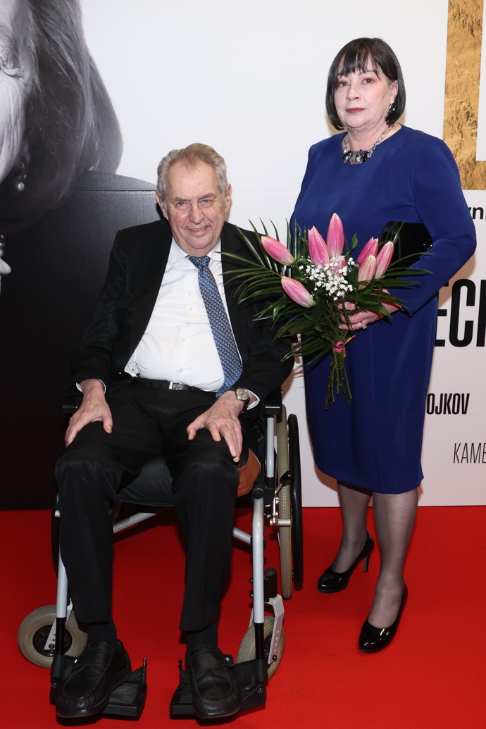 FOTO: Bývalý prezident Miloš Zeman se ženou Ivanou. – stránka 10