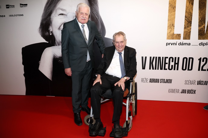 FOTO: Exprezidenti Miloš Zeman a Václav Klaus. – stránka 9