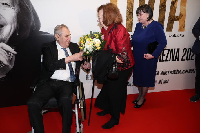 FOTO: Miloš Zeman s Livii Klausovou. – stránka 4